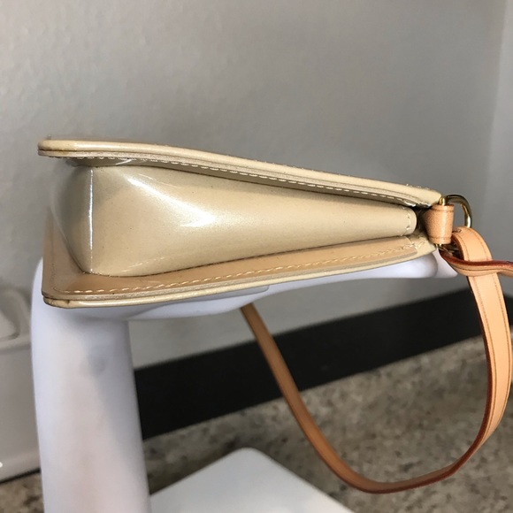 Authentic♥️ Louis Vuitton Beige Patent Leather Accessory Pouch Baguette - Picture 12 of 16